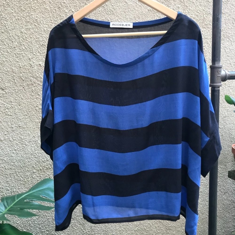 Rodejbar Short-Sleeve Top in Blue & Black Stripe